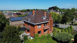 <p><span>Beschermde Art-Décovilla met zonnige tuin in hartje Borgloon</span><span><br /><br /></span><span>In het centrum van Borgloon bevindt zich deze uitzonderlijke beschermde Art-Décovilla uit het <br />Interbellum (1941), een karaktervolle en ruime woning met een unieke architecturale uitstraling. <br />Deze statige villa werd opgetrokken in een prachtige authentieke art-décostijl en ademt vandaag <br />nog steeds de charme, elegantie en klasse van weleer. <br /><br />Bij het betreden van de woning wordt u verwelkomd in een imposante inkomhal met vestiaire en <br />authentieke trap, die meteen de stijlvolle afwerking en het karakter van deze eigendom weerspiegelt. <br />Talrijke originele Art-Déco elementen en hoogwaardige materialen zorgen doorheen de volledige <br />woning voor een warme en tijdloze sfeer. <br /><br />Het gelijkvloers omvat een royale inkomhal, vestiaire, sfeervol salon, eetkamer, keuken, berging, hal <br />en afzonderlijk toilet. Op de eerste verdieping bevinden zich een ruime nachthal, vier slaapkamers en <br />een badkamer. Daarnaast beschikt de woning over een ruime zolderverdieping met vaste trap en <br />bestaande kamerindeling, hetgeen interessante uitbreidingsmogelijkheden biedt. <br /><br />De villa is volledig onderkelderd en omvat onder meer een inpandige garage, praktische bergruimtes <br />en een authentieke wijnkelder. Buiten geniet u van een leuke voortuin en een ruime tuin aan de <br />achterzijde, waar rust, privacy en zon centraal staan. <br /><br />Dankzij de centrale ligging in Borgloon bevinden winkels, scholen en andere voorzieningen zich op <br />korte afstand. Bovendien geniet u van een uitstekende bereikbaarheid van de prachtige wandel- en <br />fietsroutes doorheen de Haspengouwse natuur.</span><span><br /><br />Extra troef: aangezien deze eigendom beschermd is als monument, geldt er geen renovatieplicht, <br />wat een belangrijk voordeel vormt voor toekomstige eigenaars</span><span>.</span><span> <br /><br />Een unieke opportuniteit voor liefhebbers van architectuur, ruimte en authentiek wonen <br />in een uitzonderlijk kader. Wenst U meer informatie of een bezichtiging? <br />Contacteer ons via 012 26 22 05 of info@hetimmohuis.be</span></p>