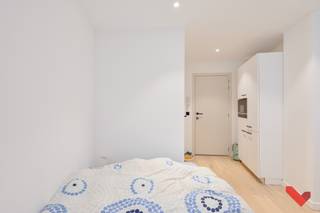 Deze charmante en volledig gerenoveerde studentenkamer is gelegen op een absolute toplocatie, pal aan de Vismarkt.<br /><br />Deze studentenkamer heeft een vast meubel met koelkast en microgolfoven en een eigen privatieve badkamer met toilet, douche en lavabo. Daarnaast is de kamer bemeubeld met een bed, een bureau en een bureaustoel. <br /><br />Er zijn 2 gemeenschappelijke en compleet uitgeruste keukens in het gebouw en er is een buitenruimte voorzien. Ook is er een ruime fietsenstalling achteraan het gebouw met ingang aan de achterliggende straat Craenendonck. <br /><br />Het gebouw heeft een volledig betonnen structuur en een logische indeling. De authentieke en historische façade werd gerestaureerd en kreeg zo zijn uitstraling van weleer terug. Alle units, en met uitbreiding het ganse gebouw, hebben een totaalrenovatie ondergaan in 2021. Hierdoor voldoet alles aan de laatste nieuwe regelgeving omtrent brandveiligheid, oppervlakte en woonkwaliteit met het blauwe kotlabel als gevolg. <br /><br />Huurprijs 665 euro plus 140 euro vaste kosten voor internet, water, elektriciteit en verwarming.