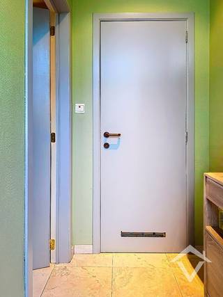 Deze woning is gelegen op een grondoppervlakte van 440 m² en bestaat uit: grote oprit - inkomhal - toilet - living - keuken - berging - badkamer - 1 slaapkamer op het gelijkvloers - terras - tuin - ruime afzonderlijke garage - nachthal - 3 slaapkamers.