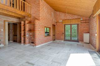 <strong>Woning op een perceel van 13a te koop in Schoot (Tessenderlo)</strong><br /><br />Bij binnenkomst komen we binnen in de inkomhal met apart gastentoilet. Vanuit de inkomhal komen we binnen in de lichtrijke leefruimte (42m²) met keuken (8m²). In de leefruimte is er een grote houtkachel die zorgt voor extra warmte en gezelligheid. De keuken is voorzien van een kookvuur met dampkap, een oven en een vaatwasser. <br /><br />Achteraan bevindt zich een ruime slaapkamer (20,18m²) en de badkamer (8,50m²). De badkamer werd ingericht met een ligbad en een dubbele lavabo. Verder bevindt zich hier ook een grote bergruimte (34,30m²) die voorheen werd gebruikt als garage. <br /><br />Er is een vaste trap voorzien naar de zolderverdieping (84m²) die nog heel wat potentieel biedt voor bijvoorbeeld extra slaapkamers.<br /><br />De woning is volledig onderkelderd (56,70m²) en voorzien van een inpandige garage (24m²), ideaal voor extra stockageruimte.<br /><br />De centrale verwarming gebeurt via elektrische verwarming. De ramen zijn voorzien van dubbele beglazing (houten profielen) en het dak is geïsoleerd. Verder zijn er 20 zonnepanelen aanwezig met een totaal vermogen van 4.500 Wattpiek.<br /><br />Spreekt deze woning jullie aan? Contacteer ons via info@bosmanvastgoed.be voor meer info of een bezoek ter plaatse. Wij helpen jullie graag verder!<br /><br />De woning heeft momenteel een EPC ‘F' wat wil zeggen dat dit pand is onderworpen aan de renovatieverplichting van de Vlaamse overheid voor residentiële gebouwen (behoudens sloop binnen 6 jaar na de aankoop). Consulteer voor meer informatie de website van het Vlaams Energie- en Klimaatagentschap via https://www.vlaanderen.be/een-huis-of-appartement-kopen/renovatieverplichting-voor-residentiele-gebouwen.