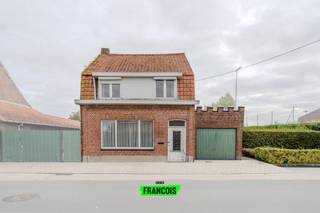In Merkem, centraal gelegen tussen Diksmuide en Ieper, bevindt zich deze te renoveren woning met landbouwgrond.De gelijkvloers bestaat uit een...