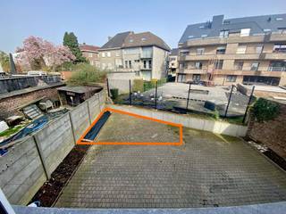 <p>Voor meer info of bezoek bel 02/884.23.26</p><p></p><p>Dit <strong>instapklare appartement </strong>bevindt zich op de <strong>eerste verdieping</strong> van een <strong>kleinschalige residentie </strong>met slechts 5 entiteiten.</p><p>Het appartement beschikt over een inkomhal, <strong>aangename leefruimte met veel natuurlijk licht</strong>, keuken, slaapkamer en een badkamer.</p><p></p><p>Dankzij de hoogrendementsbeglazing in PVC en het zeer <strong>gunstige EPC-label B (106 kWh/m² jaar)</strong> geniet u bovendien van een energiezuinige woonst. Extra troeven zijn de <strong>privatieve kelder</strong> die zorgt voor bijkomende opbergruimte en mogelijkheid tot parkeren achter het gebouw. Toegang via elektrische sectionaalpoort.</p><p></p><p>De <strong>centrale ligging</strong> vormt een absolute meerwaarde. Winkels, openbaar vervoer en andere dagelijkse voorzieningen bevinden zich op wandelafstand, terwijl u dankzij de nabijheid van belangrijke invalswegen, de Brusselse ring en de E40 geniet van een vlotte en snelle verbinding naar omliggende gemeenten en Brussel.</p><p></p><p>Een ideale opportuniteit voor starters, alleenstaanden of investeerders die op zoek zijn naar een <strong>praktisch en verzorgd appartement</strong> op een gunstige locatie. Stedenbouwkundige inlichtingen in aanvraag.</p><p></p><p><strong>Interesse? Contacteer ons voor meer informatie of plan een bezoek.</strong></p>