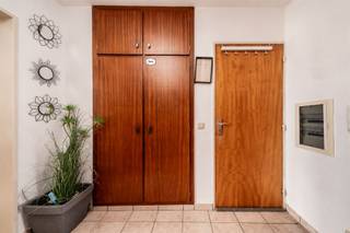 <p><span>1-slaapkamer appartement met zuidwest gericht terras in Sint-Katelijne-Waver.</span></p><p><span>Dit appartement is de ideale keuze voor wie op zoek is naar een centraal gelegen woonst in Sint-Katelijne-Waver.</span></p><p><span>Bij het betreden van de inkomhal krijg je direct toegang tot de ruime woonkamer, die bestaat uit een gezellige zithoek, een eethoek en een open keuken. De grote ramen zorgen voor een overvloed aan natuurlijk licht.</span></p><p><span>De inkomhal biedt drie deuren. De eerste deur leidt naar de volledig ingerichte badkamer, voorzien van een lavabo, douche en aansluitingen voor zowel een wasmachine als een droogkast. Gasten kunnen de aparte toiletruimte vinden achter de tweede deur. Achter de derde deur bevindt zich de ruime slaapkamer, die uitkomt op een zuidwestgericht terras aan de achterzijde van het gebouw, ideaal om rustig van de zon te genieten.</span></p><p><span>Ondanks de renovatieverplichting heeft dit appartement vandaag al heel wat troeven te bieden. Er is reeds hoogrendementsglas en een condenserende gasketel. Bovendien staat er een dakrenovatie gepland door de vereniging van mede-eigenaars, waardoor de EPC-score in de toekomst verder zal verbeteren. </span></p><p><span> Het biedt een ideale start in een gezellige en levendige wijk. </span></p>