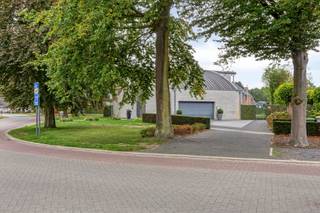 <p>Deze moderne gezinswoning is erg bijzonder van architectuur en geniet van enorm veel lichtinval. Opvallend zijn ook de luchtige en ruime kamers die maken dat dit een ideaal huis is voor wie op zoek is naar ruimte en comfort. De grote inpandige garage en ingesloten tuin met zwembad maken het geheel compleet! Het gunstige epc, de zonnepanelen en nieuwe cv-installatie zijn enkele bijkomende troeven.<br /><br />Dit huis ligt in een verzorgde residentiële omgeving vlakbij het levendige centrum van Bocholt. Sportcomplex “de Damburg” ligt op<br />wandelafstand van de woning en zowel Bree als Oudsbergen liggen vlot bereikbaar. Ook winkels, dokterspraktijk en openbaar vervoer<br />zijn binnen handbereik.<br /><br />Indeling:<br />Gelijkvloers:<br />+ Riante inkomhal met ruimte voor vestiare<br />+ Grote woonkamer met veel lichtinval en granieten vloer<br />+ Gezellige zithoek met zicht op de tuin<br />+ Open keuken met praktisch werkeiland<br />+ Bureelhoek speelkamer af te sluiten met een glazen deur naar de woonkamer<br />+ Directe toegang naar het terras via het schuifraam<br />+ Wasplaats met aanrecht en uitgietbak<br />+ Zij-ingang met ingebouwde kasten<br />+ Dubbele inpandige garage met automatische sectionale poort<br /><br />1ste verdieping:<br />+ Grote overloop met toegang naar de verschillende ruimtes<br />+ Ouderlijke slaapkamer met dressing<br />+ Badkamer met hoekbad, douche en dubbele wastafel<br />+ Twee kinderslaapkamers<br />+ Vierde slaapkamer/ bureel<br />+ Tweede badkamer met toilet, douche en wastafel<br /><br />Tuin:<br />+ Aangelegde tuin met verwarmd zwembad<br />+ Deels overdekt terras<br />+ Grote praktische tuinberging<br /><br />Heeft u interesse in deze unieke woning met zijn zeer gunstige ligging?<br />Neem contact met ons op en we helpen u graag dichtblij verder!</p>