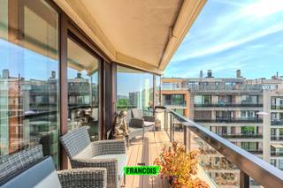 Dit prachtig en ruim 2-slaapkamerappartement bevindt zich zonder twijfel op één van de mooiste locaties van Oostende, met een uniek open zicht op het groen en een ideale oriëntatie aan de zonnekant. Werkelijk op wandelafstand van alle faciliteiten!! Gelegen op de 7de verdieping geniet u hier van rust, licht en een aangename woonbeleving, gecombineerd met alle comfort van vandaag.<br /><br />Met een bewoonbare oppervlakte van ca. 111 m² omvat het appartement een ruime inkomhall met praktische vestiairekast. De lichtrijke leefruimte van maar liefst 45 m² sluit naadloos aan op het zonnige terras (met zonneluifel), waar u in alle rust kan genieten van een prachtig uitzicht op het park. De volledig ingerichte open keuken vormt een mooi geheel met de leefruimte en is ideaal voor wie houdt van open en gezellig wonen.<br /><br />De badkamer werd recent vernieuwd en is uitgerust met een inloopdouche. Het appartement beschikt over twee volwaardige slaapkamers (ca. 13 m² en 14,5 m²), beide met toegang tot een tweede terras achteraan. Dit betekent dat u op elk moment van de dag kan genieten van zon of schaduw, met in totaal twee terrassen als absolute troef.<br /><br />Verder is er een praktische berging met aansluiting voor was- en droogmachine en een apart toilet.<br /><br />Op technisch vlak scoort dit appartement eveneens uitstekend: het is voorzien van hoogrendementsbeglazing voor optimale isolatie en geluidscomfort, en een warmtepomp die zorgt voor zowel verwarming als airconditioning – een belangrijke meerwaarde voor energiezuinig en toekomstgericht wonen met daarnaast nog vloerverwarming. Ook de elektriciteit is conform!<br /><br />Gelegen in een rustig en goed onderhouden gebouw, vormt dit appartement de perfecte combinatie van ruimte, licht, comfort en een topligging in Oostende. Bovendien werd er een grote zonneluifel voorzien, zodat u ook op warme dagen maximaal kan genieten van het terras.<br /><br />Kortom, een instapklaar appartement met hoogwaardige afwerking en uitzonderlijke troeven, ideaal als vaste woonst, tweede verblijf of investering aan zee.<br /><br />Als grote extra troef is er de mogelijkheid om vlakbij een garage bij aan te kopen!<br /><br />Interesse?<br /><br />Contacteer Inti voor een bezoek via inti@immofrancois.be of 0499 74 89 74.<br /><br />