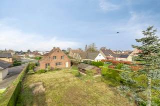 Zeer ruime villa gelegen in een residentiële rustige buurt en vlakbij alle verbindingswegen. Bestaande uit hal met apart toilet en...