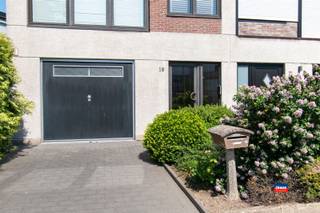 <p><span>HOBOKEN | HALFOPEN BEBOUWING | TE MODERNISEREN BEL-ETAGE MET DRIE TOT VIER SLAAPKAMERS, GARAGE EN TUIN OP EEN TOTALE GRONDOPPERVLAKTE VAN 260m² | EPC F |</span></p><p><span>Indeling als volgt: voortuin met oprit - inkomhal - garage - polyvalente ruimte momenteel ingericht als wasplaats, ook geschikt als 4de slaapkamer - berging met mazoutketel - ruime tuin.</span></p><p><span>Eerste verdieping: traphal met berging - toilet - woonkamer - gesloten keuken.</span></p><p><span>Tweede verdieping: 3 slaapkamers - badkamer met lavabo, douche en toilet.</span></p><p><span>Gelegen in een rustige woonwijk in een doodlopende straat in de onmiddellijke omgeving van parken, sportinfrastructuur, scholen, openbaar vervoer en winkels. </span></p><p><span> </span></p><p><span>(!) Voor deze woning geldt een renovatieverplichting wat betreft energiezuinigheid, binnen de 6 jaar na aankoop van de woning.</span></p><p><span>Wij zijn volledig vrijblijvend in het bezit van een offerte voor dakisolatie en plaatsen van een cv-ketel. Deze offerte is nodig voor het verkrijgen van een krediet bij de bank.</span></p>