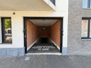 <p>Bent u op zoek naar een veilige parkeeroplossing of een interessante investering? Deze drie ondergrondse garageplaatsen, gelegen aan de Kleine Steenweg 67 in Wilrijk, bieden een uitstekende opportuniteit voor zowel particulieren als investeerders.</p><p>De parkeerplaatsen bevinden zich in een afgesloten ondergrondse garage en zijn vlot toegankelijk. Dankzij de centrale ligging in Wilrijk zijn ze ideaal voor buurtbewoners, pendelaars of eigenaars van nabijgelegen appartementen die op zoek zijn naar extra parkeergelegenheid.</p><p>De vraag naar parkeerplaatsen blijft stijgen, waardoor deze garages niet alleen praktisch zijn voor eigen gebruik, maar ook een interessante investering vormen met verhuurpotentieel.</p><p><strong>Prijs: €15.000 per parkeerplaats.</strong></p><p>Een betaalbare en zorgeloze investering op een gunstige locatie in Wilrijk!</p><p>Rechtstreeks te koop van eigenaar.</p><p>Bel gerust voor meer info 0456 83 87 68</p>