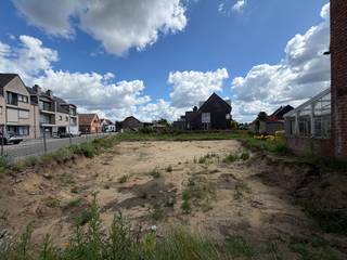 Residentie Molenveld is gelegen in een rustige en groene omgeving, op wandelafstand van het centrum van Balen. Dankzij deze aantrekkelijke ligging bevinden winkels, scholen, horecazaken en andere dagelijkse voorzieningen zich binnen handbereik. Bovendien geniet u van een uitstekende bereikbaarheid via de N18 en N71, met vlotte verbindingen naar Mol, Lommel en Geel. Ook de E313 bevindt zich op korte rijafstand, waardoor steden zoals Antwerpen, Hasselt en Eindhoven gemakkelijk bereikbaar zijn.<br /><br />Maak kennis met Residentie Molenveld, een stijlvol en kleinschalig nieuwbouwproject bestaande uit 8 energiezuinige appartementen met 1, 2 of 3 slaapkamers. De appartementen combineren hedendaags wooncomfort met duurzame technieken, waaronder een individuele lucht-waterwarmtepomp, vloerverwarming en een ventilatiesysteem D. Hierdoor geniet u niet alleen van een aangenaam binnenklimaat, maar ook van een energiezuinige en toekomstgerichte woonomgeving.<br /><br />Dankzij de doordachte indeling, grote raampartijen en overvloedige lichtinval bieden de appartementen een optimale woonbeleving. Elk appartement beschikt bovendien over een privatief terras en wordt afgewerkt met kwalitatieve materialen, waarbij comfort en duurzaamheid centraal staan. Bij elk appartement dienen een ondergrondse autostaanplaats en een berging verplicht mee aangekocht te worden.<br /><br />De verkoop gebeurt onder het stelsel van 12% registratierechten op het grondaandeel en 21% btw op het constructieaandeel. De aankoop van een parkeerplaats en een berging is verplicht.<br /><br />Voor meer informatie kunt u mij contacteren via gilles@haerdimmo.be of telefonisch op +32 492 86 61 15