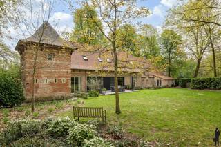 Uitzonderlijk kasteelhoeve in het park van Kasteel Wissekerke.In het idyllische dorp Bazel, op slechts 20 minuten ten zuiden van Antwerpen en 40...