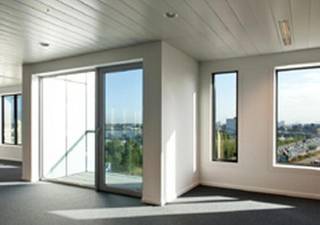 Samen met de London Tower is dit de nieuwste kantorensite op de AMCA-site, vlakbij de Noorderlaan. High tech building met prachtige uitstraling en schitterend uitzicht op havengebied. Energie niveau 74!  <div>Oppervlakte: 594 m²<br />•    Er zijn parkeerplaatsen beschikbaar (1.500 €/plaats/jaar) <div><br />Archief beschikbaar: 65 €/m²/jaar <div> </div> </div> </div>