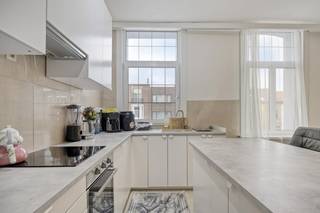 Indeling:Verdieping 1:- inkomhal met ingemaakte kasten- apart toilet- open keuken met eetruimte- aparte woonkamer- badkamer voorzien van een douche, lavabo, toilet en aansluiting voor was- en droogmachine- terras (2m²) bereikbaar vanuit de badkamerVerdieping 2:- nachthal- slaapkamer 1 (12m²)- slaapkamer 2 (18m²)Bijzonderheden:- uitstekende EPC-score (105m²)- asbestveilig- dak werd reeds geïsoleerd- recente condensatieketel (2018)- mobiscore 8,6/10 gelegen vlakbij Colruyt, openbaar vervoer, scholen..Extra:- momenteel verhuurd aan €1.150,00Bent u geïnteresseerd in deze duplex te koop in Hoboken? Aarzel dan niet om contact met ons op te nemen via janice.racaj@dewaele.com of op 03 206 76 73.Wenst u uw eigendom ook te koop of te huur te stellen? We helpen u graag verder.Steeds tot uw dienst om u verder te helpen met al uw vragen over vastgoed!