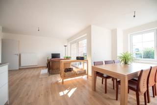 Mooi afgewerkt, lichtrijk en instapklaar appartement (bj 2019) op de eerste verdieping in een kleinschalige residentie met lift.<br />Het appartement beschikt over een mooie leefruimte en open, volledig geïnstalleerde keuken (combi-oven, inductiekookplaat, frigo en vaatwasser) met veel kastruimte. Cv met hogerendementsketel, epc A.<br />De living geeft uit via het leuke, overdekte terras (3x2) op de rustige straat.<br /><br />Er is één slaapkamer, een mooie badkamer met inloopdouche, berging en apart toilet.<br /><br />Brede garage, rolstoeltoegankelijk en met veel bergruimte aan te kopen (35.000€). Kwalitatief afgewerkte, kleine residentie op zeer gunstige locatie.<br />Het Gaverke met al zijn handelszaken, de markt, de scholen en het station bevinden zich op wandelafstand. Autoluwe straat met éénrichtingsverkeer, op 500m van de markt.<br /><br />Het appartement werd net gevliesd, geschilderd en voorzien van gordijnen. (foto' s volgen)<br /><br />Vraag nu uw bezoek aan via kristoff@immoroba.be.