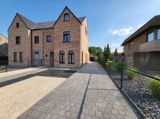 <h3><span>Stijlvolle halfopen pastorijwoning met praktijkruimte, 4 slaapkamers, garage en zonnige tuin op bijna 10 are</span></h3><p><span>Deze recente halfopen pastorijwoning combineert een tijdloze architectuur met hedendaags wooncomfort, een doordachte indeling en een uitstekende energiezuinigheid. Gelegen op een mooi perceel van bijna 10 are, biedt deze woning een uitzonderlijke hoeveelheid ruimte en tal van mogelijkheden voor gezinnen, zelfstandigen of wie op zoek is naar levenslang wooncomfort.</span></p><p><span>Via de ruime inkomhal krijgt u toegang tot de verschillende leefruimtes. Vooraan bevindt zich een afzonderlijke praktijk-, kantoor- of hobbyruimte, ideaal voor zelfstandigen of wie graag van thuis uit werkt. Daarnaast is er een gastentoilet aanwezig.</span></p><p><span>De lichtrijke leefruimte vormt het hart van de woning en geniet dankzij de grote raampartijen van een overvloed aan natuurlijk licht en een mooi zicht op de tuin. Aansluitend bevindt zich de ruime leefkeuken, die desgewenst afgesloten kan worden met stijlvolle schuifdeuren. De keuken biedt niet alleen veel werk- en opbergruimte, maar staat eveneens in directe verbinding met het terras en de tuin.</span></p><p><span>Achter de keuken bevindt zich een praktische doorgang met de technische ruimte, voorzieningen voor wasmachine en droogkast en een extra douche. Opvallend is hoe vooruitstrevend deze woning destijds werd ontworpen. Dankzij de aanwezigheid van een slaapkamer, toilet en douche op het gelijkvloers is gelijkvloers wonen perfect mogelijk, wat de woning ook op langere termijn bijzonder comfortabel maakt.</span></p><p><span>Op de eerste verdieping bevinden zich drie ruime slaapkamers en een moderne badkamer uitgerust met een inloopdouche, toilet, dubbele lavabo en een stijlvol badkamermeubel.</span></p><p><span>De volledig afgewerkte zolderverdieping, bereikbaar via een vaste trap, biedt een enorme meerwaarde. Hier werd een volwaardige extra woonruimte gecreëerd met een ruime slaapkamer, een eigen kitchenette en een aparte badkamer met douche en toilet. Ideaal als gastenverblijf, zorgunit, tienerkamer, kangoeroewoning of voor inwonende familie.</span></p><p><span>Ook op technisch vlak voldoet deze woning aan de verwachtingen van vandaag. Zo beschikt ze over vloerverwarming, 18 zonnepanelen, een ventilatiesysteem en aluminium ramen met driedubbele beglazing. Deze duurzame voorzieningen zorgen voor een aangenaam wooncomfort en een energiezuinige levensstijl.</span></p><p><span>Buiten geniet u van een mooi aangelegd perceel van bijna 10 are waar rust, privacy en ruimte centraal staan. Het ruime terras sluit naadloos aan op de leefruimte en de keuken en vormt de perfecte plek om te ontspannen of gasten te ontvangen. Daarnaast beschikt de woning over een garage en voldoende parkeergelegenheid.</span></p><p><span>De huidige eigenaar, met een sterke bouwtechnische achtergrond, staat bovendien open om eventuele kleine afwerkingspunten in overleg met de koper professioneel in orde te brengen.</span></p><p><span> </span></p><h3><span>Troeven</span></h3><p><span>-Perceel van bijna 10 are<br />-Recente halfopen pastorijwoning<br />-Praktijk-, kantoor- of hobbyruimte<br />-Mogelijkheid tot gelijkvloers wonen<br />-4 volwaardige slaapkamers<br />-Extra woonruimte met kitchenette en badkamer op zolder<br />-Vloerverwarming<br />-18 zonnepanelen<br />-Ventilatiesysteem<br />-Aluminium ramen met driedubbele beglazing<br />-Garage en ruim terras<br />-Instapklaar en uitstekend onderhouden<br />-Energiezuinig wooncomfort<br />-Veelzijdige woning met tal van gebruiksmogelijkheden</span></p><p><span>Een woning die ruimte, comfort en flexibiliteit perfect combineert en klaar is om haar nieuwe eigenaars jarenlang woonplezier te bieden. Ideaal voor gezinnen, zelfstandigen of iedereen die op zoek is naar een kwalitatieve en toekomstgerichte woning in Genk. Info: 0484036892</span></p>
