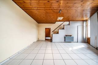We Invest vous propose cette maison à rénover, idéalement située à proximité immédiate du centre de Soignies, des commerces, des écoles et de la gare. Un emplacement privilégié permettant de profiter à la fois du calme et de toutes les commodités du quotidien.<br />Le rez-de-chaussée se compose d’un salon, d’une salle à manger, d'un espace cuisine pour une superficie totale d’environ 26 m², d’une salle de bains avec un WC, d’un cellier ainsi que d’un accès à la terrasse menant au jardinet et au garage. Un atelier et un emplacement de parking complètent ce niveau.<br />Au premier étage, vous découvrirez un hall de nuit, un dressing, une salle de douche avec WC ainsi qu’une chambre.<br />Le deuxième étage se compose d’un hall de nuit et de deux spacieuses chambres d’environ 22 m² et 24 m².<br />La maison dispose également d’une cave et offre un beau potentiel d’aménagement après rénovation. Châssis récents. <br />Informations & visites : 0499/14.21.98 — valentin.s@weinvest.be<br />Faire offre à partir de 170.000 €, sous réserve d’acceptation du propriétaire