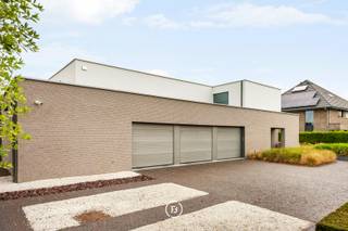 In een rustige en groene omgeving in Brakel bevindt zich deze moderne villa, waar hedendaagse architectuur, comfort en verfijnde afwerking samenkomen. Grote raampartijen brengen overvloedig natuurlijk licht binnen en zorgen voor een sterke verbinding met de zorgvuldig aangelegde buitenomgeving. Het zwembad, poolhouse en de verschillende terrassen maken van de tuin een bijzonder aangename plek om te ontspannen en te genieten van de omgeving.<br /><br />Bij het betreden van de woning komt men in een ruime inkomhal met vestiaire en gastentoilet. De leefruimtes zijn bijzonder lichtrijk en beschikken over grote raampartijen die een directe connectie maken met de tuin en het zwembad. De ruime leefruimte omvat een zithoek en eetplaats en sluit naadloos aan op de volledig uitgeruste keuken. De open indeling en doordachte zichtlijnen zorgen voor een aangename en vloeiende woonbeleving.<br /><br />Op het gelijkvloers bevindt zich tevens een slaapkamer met aansluitende badkamer en directe toegang tot het terras. De verdieping omvat de masterbedroom met ruime dressing en ensuite badkamer, voorzien van een dubbele douche, wastafel en ligbad met ver zicht. Daarnaast is er een polyvalente ruimte die kan worden ingericht als fitness, bureau, polyvalente ruimte of bijkomende slaapkamer.<br /><br />De buitenomgeving vormt een belangrijke troef van de eigendom. De aangelegde tuin beschikt over een ingebouwd zwembad van 9 op 4 meter, een stijlvol poolhouse en verschillende terrassen. Hierdoor zijn er doorheen de dag verschillende plaatsen om te genieten van de zon, de tuin en de rust.<br /><br />Een bijkomende mogelijkheid is de aankoop van de achterliggende fruitgaard van 4.911 m². Deze vormt een waardevolle uitbreiding van de eigendom en biedt verschillende mogelijkheden. Zo kan men er in alle rust genieten van de bestaande fruitgaard, extra privacy en groen creëren, of ruimte voorzien voor het houden van dieren zoals paarden of schapen. Voor wie vooral op zoek is naar extra ruimte en een nog sterker landelijk karakter, biedt de fruitgaard een bijzonder mooie aanvulling op de villa.<br /><br />Ook technisch is de woning bijzonder compleet uitgerust, met onder meer vloerverwarming via warmtepomp, 50 zonnepanelen, thuisbatterij, laadpaal, ventilatiesysteem D en airconditioning. De woning beschikt over een EPC-label A en combineert daarmee hedendaags wooncomfort met een energiezuinig karakter.