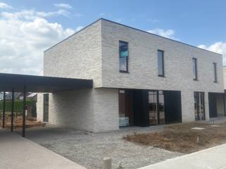 <span>indeling van woning</span>
<h3><span>gelijkvloers</span></h3>
<span>De lichtrijke leefruimte, eetplaats en keuken vormen één open en aangenaam geheel, waarbij de eetruimte rechtsreeks aansluit op het terras en de tuin met een zuidwestelijke oriëntatie. Daar geniet je volop van de namiddag- en avondzon. Een aparte berging biedt de nodige praktische opbergruimte, terwijl de inpandige carport zorgt voor een beschutte parkeerplaats aan de woning.</span>
<h3><br /><span>eerste verdieping</span></h3>
- 3 ruime slaapkamers <br />- badkamer met ligbad en inloopdouche<br />- een apart toilet
<h3><br /><span>duurzaamheid en energie</span></h3>
Bij het ontwerp stonden energie-efficiëntie en wooncomfort centraal.<br />De woning is uitgerust met:<br />- zonnepanelen<br />- balansventilatie met warmterecuperatie<br />- condenserende gaswandketel
<h3><br /><span>afwerking en prijs</span></h3>
- De woning is wind- en waterdicht afgewerkt. Keuken, badkamer en vloerbekleding kies je zelf, volgens jouw smaak en budget. Of koop casco en werk zelf verder af.<br />- De vermelde prijs betreft de volledig afgewerkte woning (zonder aanleg tuin en terras) exclusief btw en verkoopkosten.