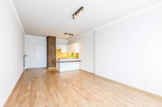 De woonkamer voelt <strong>lichtrijk </strong>aan door de <strong>grote raampartij </strong>aansluitend is hier ook de keuken die voorzien is van een kookvuur, koelkast en vaatwasser. In de badkamer is een bad met douchescherm, lavabo en toilet aanwezig. Verder is er <strong>1-slaapkamer </strong>met zuid gelegen terras en een ruime bergruimte/bureau. Het appartement is voorzien van led spots, gordijnen en is net volledig geschilderd wat maakt dat het volledig <strong>instap klaar</strong> is. <br /><br /><strong>Huurprijs 725 EUR/maand + 50 EUR/maand vaste kosten</strong><br />Onmiddellijk beschikbaar<br /><em>Individuele tellers voor water, gas/elektriciteit</em><br /><br />Stuur een <strong>mail voor een bezoek: cvg@claves.be</strong> of bel: 03/502.98.74