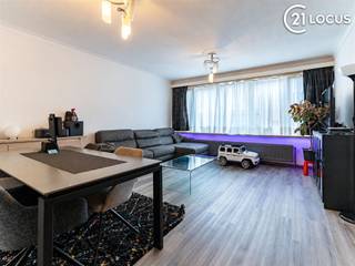 <h1><span>85 m² woonruimte, 2 slaapkamers én EPC B</span></h1> <p><strong><span>Meer ruimte dan je op het eerste gezicht verwacht.</span></strong><span> Dit verzorgde appartement in Belsele biedt maar liefst </span><strong><span>85 m² woonoppervlakte</span></strong><span>, twee ruime slaapkamers, een vernieuwde keuken én een gunstig EPC B.</span></p> <p><span>Een interessante combinatie voor wie vooral zoekt naar </span><strong><span>veel woonruimte voor zijn budget</span></strong><span>, zonder meteen grote renovatiewerken te moeten voorzien.</span></p> <h3><span>Licht en verrassend ruim</span></h3> <p><span>Het appartement bevindt zich op de eerste verdieping en beschikt over een aangename, lichtrijke leefruimte. De grote raampartijen zorgen voor veel natuurlijk licht en er is voldoende plaats om een volwaardige zithoek en eetruimte te creëren.</span></p> <p><span>Aansluitend vind je de </span><strong><span>recent vernieuwde keuken</span></strong><span>, uitgevoerd in een hedendaagse stijl en klaar voor dagelijks gebruik.</span></p> <p><span>Met </span><strong><span>twee ruime slaapkamers</span></strong><span> is het appartement geschikt voor verschillende woonwensen. Denk aan een koppel dat graag een extra bureau heeft, een klein gezin of iemand die gewoon wat meer ruimte zoekt.</span></p> <p><span>Ook is er een </span><strong><span>zuidgericht terras</span></strong><span>, een fijne extra om buiten even van de zon te genieten.</span></p> <h3><span>Energiezuinig zonder grote renovatiezorgen</span></h3> <p><span>Een belangrijke troef is het </span><strong><span>EPC-label B</span></strong><span>. Daarnaast beschikt het appartement over recente ramen met vliegenramen, centrale verwarming op aardgas en een conforme elektrische installatie.</span></p> <p><span>Dat maakt dit een appartement waar al heel wat belangrijke zaken op energetisch en technisch vlak in orde zijn.</span></p> <h3><span>Praktisch wonen in Belsele</span></h3> <p><span>Vanuit Belsele zijn winkels, scholen, openbaar vervoer en belangrijke verbindingswegen vlot bereikbaar. Een private garage of autostaanplaats is niet aanwezig, maar in de directe omgeving kan vlot geparkeerd worden.</span></p> <h3><span>Waarom dit appartement bekijken?</span></h3> <ul> <li><strong><span>85 m² woonoppervlakte</span></strong></li> <li><strong><span>2 ruime slaapkamers</span></strong></li> <li><strong><span>EPC B</span></strong></li> <li><span>Recent vernieuwde keuken</span></li> <li><span>Lichtrijke leefruimte</span></li> <li><span>Zuidgericht terras</span></li> <li><span>Recente ramen met vliegenramen</span></li> <li><span>Elektriciteit conform</span></li> <li><span>Centrale verwarming op aardgas</span></li> <li><span>Eerste verdieping</span></li> <li><span>Parkeermogelijkheden voor de deur</span></li> <li><strong><span>Vraagprijs €224.950</span></strong></li> </ul> <p><strong><span>Zoek je vooral ruimte, twee volwaardige slaapkamers en goede energieprestaties binnen een interessant budget? Dan is dit appartement absoluut een bezoek waard.</span></strong></p> <p><span>Plan je bezoek en ontdek zelf hoeveel woonruimte hier achter de gevel schuilgaat.</span></p>
