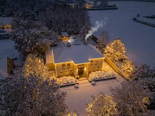 Schitterende strakke manoirvilla op zuidwest gericht perceel van 3.187 m² te Weelde, nabij de Nederlandse grens, op slechts 5 km van het...