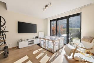 <p><span>Op een steenworp van Tour&amp;Taxis en het Pompidou centrum, stellen wij u deze instapklare duplex op het gelijkvloers voor, in een modern gebouw van 2011, rustig gelegen in een trendy buurt. Het biedt: een <strong><span>cosy woonkamer met open keuken</span></strong>, die rechtstreeks uitgeeft op een <strong><span>privatief terras</span></strong>. Van daaruit heeft u toegang tot een <strong><span>aangename gemeenschappelijke tuin</span></strong>, ideaal om te ontspannen. Dankzij de <strong><span>zuid-oost oriëntatie</span></strong> geniet de leefruimte van <strong><span>veel natuurlijk licht</span></strong> doorheen de dag. Op de <strong><span>verdieping</span></strong> bevinden zich twee slaapkamers en de badkamer. Parkeerplaats beschikbaar in het gebouw: €25.000. Extra troeven: <strong><span>ruime kelder van 6m²</span></strong>. Elektriciteit conform. Vrij bij akte. Een ideale opportuniteit voor wie wil wonen of investeren op wandelafstand van het bruisende centrum! Zeker te bezoeken.</span></p>