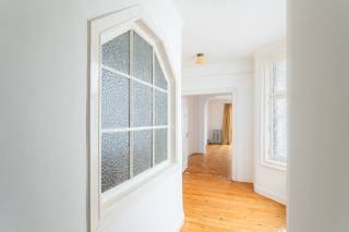 Wonen aan de iconische Mechelsesteenweg betekent wonen op een centrale en levendige locatie in Antwerpen, ideaal voor wie mobiliteit en duurzaamheid belangrijk vindt. Winkels, scholen en horeca liggen op wandelafstand, terwijl u vlakbij drie groene parken vindt: het Koning Albertpark, Stadspark en Harmoniepark.<br /><br />Welkom in deze penthouse op de 5de verdieping van een hoekgebouw in art-decostijl. Het appartement is perfect voor wie houdt van authenticiteit en karakter. Aan de voorzijde bevindt zich de lichtrijke leefruimte met visgraatparket en prachtige art-deco-elementen zoals elegante bogen en originele deuren. Ook de authentieke radiatoren versterken de charme. Dankzij het grote raam, dat volledig kan worden opengezet, geniet u van een aangenaam binnen-buitengevoel met Frans balkon.<br /><br />De recent gerenoveerde keuken werd afgewerkt met hoogwaardige materialen zoals Italiaans marmer, Vola-kranen en een Boretti-gasfornuis. Er is veel opbergruimte en aansluitend vindt u een gezellige eetruimte. Vanuit de keuken heeft u toegang tot een klein balkon, ideaal als leeshoek of kruidentuintje. Tegenover de keuken ligt de eveneens vernieuwde badkamer met ruime douche, ligbad en stijlvolle lavabo.<br /><br />Via de gang bereikt u de achterzijde van het appartement met drie volwaardige slaapkamers en een extra ruimte die momenteel als dressing dient.<br /><br />Dé troef? Het gemeenschappelijke rooftopterras met buitenbar, dat bovendien kan worden gereserveerd voor privégelegenheden.<br /><br />Private kelderberging inbegrepen.<br /><br />Interesse? Contacteer LISTED via +32 2 83 51 51.