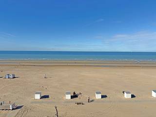 Instapklaar appartement met frontaal zeezicht, gelegen op de Zeedijk van De Panne.Het appartement omvat een lichtrijke leefruimte met prachtig...