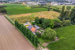 Deze eigendom wordt aangeboden via Pre-sale. De vermelde prijs is een instelprijs. Wil je een afspraak vastleggen of wens je meer info omtrent deze koopmethode, neem dan contact op met de dossierverantwoordelijke Mathias Lauwyck (+32 472 18 39 90) - mathias.lauwyck@dewaele.com!<br /><br />Op zoek naar een bouwgrond waar rust, ruimte en een landelijke omgeving centraal staan? Deze prachtig gelegen bouwgrond biedt een unieke kans om uw droomwoning te realiseren op een locatie met een bijzonder open en groen karakter.<br /><br />De grond geniet van weidse, landelijke vergezichten en biedt een aangename, rustige woonomgeving. Dankzij de open ligging ervaart u hier volop ruimte en privacy, terwijl u toch kunt genieten van de charme en bereikbaarheid van de omgeving.<br /><br />Een ideale opportuniteit voor wie op zoek is naar een bouwgrond met karakter en een uitzonderlijke ligging, en zijn toekomstige woning graag omringt met groen en prachtige vergezichten.<br /><br />Een unieke bouwlocatie voor wie landelijk wil wonen en volop wil genieten van rust en ruimte.<br /><br />Wens je meer info omtrent de mogelijkheden of een bezoek? Neem dan snel contact op met Mathias via 0472 18 39 90 of mathias.lauwyck@dewaele.com!<br /><br />De eigendom wordt aangeboden via de Pre-sale formule. Van 14/09/2026 om 09:00 tot 19/09/2026 om 12:00 kan u de bouwgrond op afspraak komen bezichtigen en een bod uitbrengen. De vermelde prijs is een instelprijs. Voor meer info, gelieve contact op te nemen met de dossierverantwoordelijke.<br /><br />Bestuursmaatregelen in het maatregelenregister: nee