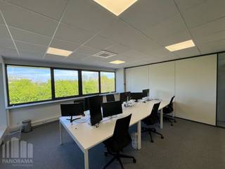 Instapklare kantoorruimte met een totale oppervlakte van<strong> 339 m²</strong> beschikbaar voor verhuur. Deze aantrekkelijke ruimte is uitstekend gelegen <strong>NAAST de E40</strong>, waardoor een snelle verbinding gegarandeerd is. Slechts 1 minuut rijden brengt u bij afrit 14 Sint-Denijs-Westrem. Ook met het openbaar vervoer is deze locatie vlot bereikbaar.<br /><br />De kantoorruimte bevindt zich op de<strong> tweede verdieping </strong>en is praktisch ingedeeld in twee aparte zones: een grotere ruimte van 237 m² en een compacte ruimte van 102 m². Deze indeling biedt flexibiliteit en is ideaal voor zowel grotere teams als meer individuele werkruimtes. Het kantoor beschikt over moderne faciliteiten, waaronder een landschapskantoor, een vergaderzaal, een afzonderlijk bureel en grote raampartijen.<br />Bovendien zijn er ruime parkeermogelijkheden beschikbaar bij het gebouw. Deze kantoorruimte is instapklaar en onmiddellijk beschikbaar.<br /><br />Heeft u interesse? Neem vandaag nog contact op met<strong> PANORAMA B2B GENT KANTOREN</strong> voor meer (technische) informatie, gedetailleerde plannen of om een vrijblijvend plaatsbezoek in te plannen via <strong>0477 44 39 30</strong>.