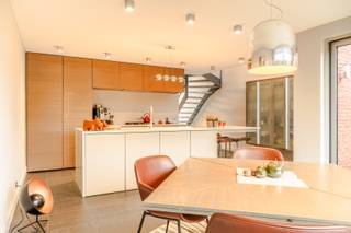 Welkom in de Vossenstraat 70 te Kruibeke. Omgeven door weilanden en vlakbij invalswegen vinden we deze mooie en goed onderhouden woning.We parkeren...