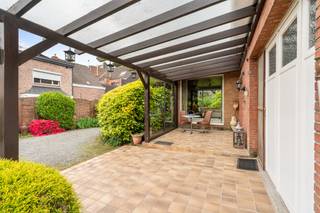 [[ DIT PAND NEEMT DEEL AAN DE ERA OPEN HUIZEN DAG OP 13/6 VAN 17:30 TOT 18:30 ]]
<p>Te koop: woning in de Warandestraat, Temse, op een toplocatie nabij water en openbaar vervoer.</p>

<p>Deze woning uit 1957 biedt enorm veel potentieel voor wie op zoek is naar een thuis met karakter en ruimte. De grote, prachtige tuin vormt een unieke troef voor liefhebbers van buitenleven. Gelegen op een toplocatie aan de rand van het water en in een rustige omgeving, combineert deze woning privacy met bereikbaarheid. Dankzij de ruime indeling en de verschillende functionele ruimtes kan je de woning naar eigen smaak moderniseren.</p>

<p>Belangrijkste ruimtes:<br />• Living (26 m²) met veel lichtinval<br />• Eetkamer (13 m²) aansluitend op de keuken<br />• Keuken (10 m²) volledig ingebouwd met ingemaakte kasten<br />• Veranda (15 m²)<br />• 3 slaapkamers (15 m², 19 m², 12 m²)<br />• Dressing (10 m²)<br />• Badkamer (5 m²) met ligbad en wastafel in meubel<br />• Garage (27 m²)<br />• Bergingen (8 m² en 16 m²) inclusief technische ruimte<br />• Kelder</p>

<p>Troeven:<br />• Enorm mooie tuin met grote oppervlakte<br />• Woning met enorm veel potentieel<br />• Gelegen op een toplocatie nabij water en openbaar vervoer</p>

<p>Neem vandaag nog contact op met je ERA-makelaar voor een bezoek. JOUW DROOMHUIS. ZO GEVONDEN!</p>