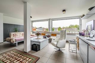 <p><strong>Unieke, strakke halfopen bebouwing</strong> met zuidgerichte tuin op toplocatie nabij het centrum van Roeselare.<br /><br />Op zoek naar een eigentijdse woning met een doordachte indeling, <strong>veel lichtinval en een uitstekende ligging</strong>? Dan is deze unieke halfopen bebouwing beslist een bezoek waard.<br />De woning is ontworpen volgens een <strong>modern woonconcept</strong> waarbij de <strong>leefruimte</strong> zich op de <strong>eerste verdieping</strong> bevindt. Hierdoor geniet u dagelijks van een uitzonderlijke lichtinval en een aangenaam gevoel van ruimte. De open keuken vloeit naadloos over in de stijlvolle woonkamer, die bovendien is uitgerust met tal van <strong>praktische inmaakkasten</strong>.<br /><br />Op het gelijkvloers bevindt zich de inkomhal, een gastentoilet, een garage, een berging en een <strong>polyvalente ruimte die perfect kan dienen als atelier, bureel of derde slaapkamer</strong>.<br /><br />De tweede verdieping beschikt over twee volwaardige slaapkamers, een badkamer en biedt bovendien toegang tot een buitenruimte.<br /><br />Buiten geniet u van een volledig<strong> <em>zuidgerichte, onderhoudsvriendelijke tuin</em></strong> met tuinhuis, ideaal om de hele dag van de zon te genieten. Daarnaast beschikt de woning over een private oprit. Extra comfort wordt geboden dankzij de aanwezige zonneluifel en zonnescreens.<br /><br />Gelegen op een perceel van 421 m², op een bijzonder centrale locatie en op korte afstand van het centrum van Roeselare, winkels, scholen en belangrijke invalswegen, combineert deze woning modern wooncomfort met een uitstekende bereikbaarheid.<br /><br /><u><em>Troeven:</em></u><br />- Unieke architectuur met leefruimte op de eerste verdieping<br />- Zeer lichtrijke woonkamer met open keuken<br />- Praktische inmaakkasten<br />- Mogelijkheid tot 3 slaapkamers<br />- Zuidgerichte, onderhoudsvriendelijke tuin met tuinhuis<br />- Garage en private oprit<br />- Zonneluifel en zonnescreens<br /><br />Benieuwd naar deze unieke woning? Contacteer Domicill Vastgoed vandaag nog en plan uw bezoek in!<br /> </p>
