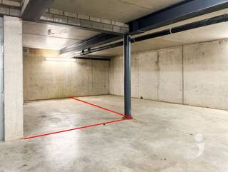 <p><span>Ondergrondse autostaanplaats in Herent centrum!</span></p><p><span> </span></p><p><span>De staanplaats is erg makkelijk te bereiken via de Onze-Lieve-Vrouwstraat.  De inrit is via een autolift (maximaal 3 ton; Hoogte 2,15 m en lengte 5,38 m; breedte: 2,93 m). Via een trappenhal en/of personenlift kan u de staanplaats verlaten. De staanplaats is naast de lift gelegen, een ideale locatie dus. De staanplaats kan ook worden gebruikt als stockage. In deze garage zijn er in totaal 8 staanplaatsen.</span></p><p><span> </span></p><p><span>Afmetingen: 5,45 meter lang en 2.72 meter breed.</span></p><p><span> </span></p><p><span>De staanplaats kan naast eigen gebruik, ook zeker dienen als investering! Momenteel is de staanplaats verhuurd.</span></p><p><span> </span></p><p><span>Interesse? Contacteer ons gerust via 0470 55 64 24 of <span>info@immolivit.be</span></span><span> </span></p><p><span> </span></p>