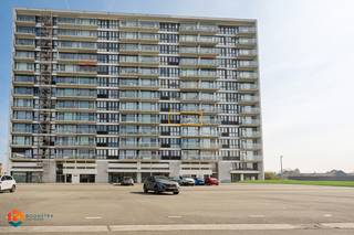 Op een uitstekende locatie te Bredene bevindt zich, op de 5de verdieping, dit gezellige appartement met twee slaapkamers en terras met uitzicht op de duinen en de zee. Het bruisende centrum van Bredene met zijn cultuuraanbod, horeca en scholen ligt op wandelafstand. Tevens geniet u van een uitstekende bereikbaarheid vlakbij belangrijke invalswegen.<br /><br />We betreden het appartement via de inkomhal. De lichtrijke leefruimte kan u inrichten met een gezellige zithoek en aanpalende eetplaats. Via het terras hebben we een prachtig uitzicht over de duinen, de zee en zelfs nabijgelegen stad Oostende. Aangrenzend aan de leefruimte bevindt zich de aparte keuken, voorzien van kwalitatieve toestellen. Via de nachthal komen we bij de twee slaapkamers met ingemaakte kasten, de aparte toiletruimte en de badkamer, uitgerust met lavabo en ligbad.<br /><br />Het appartement beschikt tevens over een bergruimte in het appartement, alsook een aparte bergruimte op de eerste verdieping.<br />Er is een mogelijkheid om een garagebox bij te kopen nabij het appartementsgebouw. De prijs is op aanvraag.<br /><br />Dit is een uitstekende opportuniteit als u op zoek bent naar een gezellig appartement met twee slaapkamers vlakbij de zee en het centrum van Bredene. Contacteer ons voor meer informatie op 0472 82 80 66 of via info@boonstravastgoed.be.<br /><br />Bijzonderheden:<br />- 2 slaapkamers<br />- Centrale ligging<br />- Zicht op de duinen en de zee