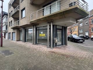 Why this property deserves your attention:The large windows all around provide an abundance of natural light and provide the perfect showcase for your products or services.Built in 2001 and well maintained, with a favourable EPC label C.Equipped with private sanitary facilities and gas central heating for optimal comfort. A private entrance door that gives your business a professional and accessible look.Surface: 75 m²Year of construction: 2001Energy: EPC Label C/Gas HeatingFeatures: Corner building, large shop windows, private sanitary facilitiesWhether you dream of a stylish office, a trendy boutique or a practice space, this building offers the ideal basis for various commercial purposes.Are you ready to take your business to the next level?Don't wait too long and discover this property for yourself. Contact us today for a free viewing!