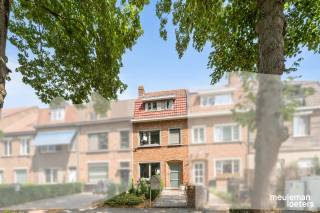 This recently and quality renovated house enjoys a quiet yet extremely central location within walking distance of the historic center of Bruges. Thanks to thoughtful renovations, the home is ready for a new chapter.<br /><br />Technically, the property features a certified electrical installation and holds a valid EPC certificate with an energy label B (198 kWh/m²).<br /><br />The layout of the house is as follows:<br /><br />On the ground floor, you will find a spacious and bright entrance hall that leads to the cozy living area with an open kitchen. The fully equipped kitchen offers all modern comforts, including a combination oven, dishwasher, induction cooktop, extractor hood, one-and-a-half sink, and a fridge with freezer compartment. Additionally, the ground floor includes a large storage/laundry room and a separate guest toilet.<br /><br />On the first floor, there is a night hall, two spacious bedrooms, and a well-maintained bathroom fitted with a bathtub with shower option, a sink with vanity, and a second toilet.<br /><br />A fixed staircase leads to the particularly spacious attic floor, which is ideal as an office, hobby room, or versatile extra space.<br /><br />At the back of the house, you will find a large terrace accessible via the central heating storage room, where you can enjoy the outdoors in complete peace and quiet.<br /><br />Highlights of this property:<br />• Energy-efficient character – EPC label B (198 kWh/m²)<br />• Certified electrical installation<br />• Move-in ready<br />• Quality renovations with high-end finishing<br />• Two spacious bedrooms<br />• Large attic with multiple possibilities<br />• Spacious terrace<br />• Quiet yet very central location near the center of Bruges<br />• Compliance certificate available<br /><br />More information or to schedule a visit? Contact our office.