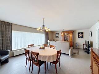Appartement prêt à emménager au premier étage avec garage. <br /><br />L'appartement se compose de :<br />Étage +1 :.<br />- Entrée <br />- Salon spacieux (43 m²) avec cuisine ouverte équipée avec réfrigérateur, lave-vaisselle, évier, cuisinière, hotte et placards <br />- Local de rangement avec raccordement pour machine à laver <br />- Salle de bain (7 m²) avec douche et double vasque <br />- 2 chambres (12 + 11 m²) <br />- Vaisselle/bureau (7,5 m²)<br /><br />Étage -1 : Rangement au sous-sol.<br /><br />Rez-de-chaussée : garage.