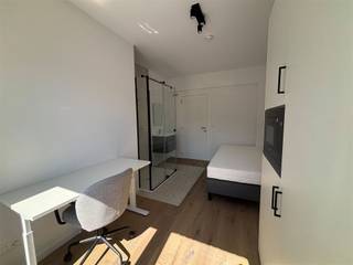 Brand-new student room in the Ravenstraat Residence (2025–2026)Move-in-ready student room (±13 m²) on the 3rd floor of a fully renovated residence, quietly located within walking distance of Leuven’s city center and train station.The room features a private shower, sink, refrigerator with freezer compartment, microwave, air conditioning (cooling and heating), wired internet, bed, desk, and closet. You’ll share the restroom with just 3 other students.You’ll also enjoy a spacious shared kitchen with all modern appliances, a separate trash room, and an energy-efficient building (EPC A) equipped with solar panels, a heat pump, and compliant fire safety measures.Highlights: quiet location, plenty of natural light, soundproofed, and brand-new.