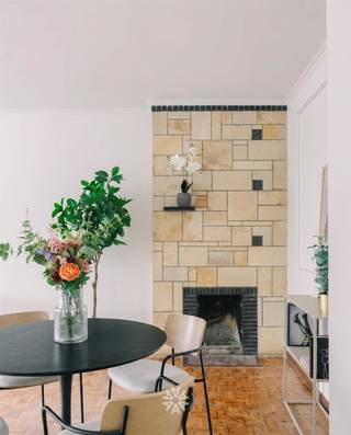 <p><span>SINT-AMANDSBERG - Stijlvol twee slaapkamer-appartement met authentieke elementen</span></p><p><span> </span></p><p><span>Dit lichtrijke twee slaapkamer-appartement bevindt zich op de eerste verdieping van een kleinschalige residentie met slechts 6 wooneenheden. Gelegen in de gegeerde Sint-Dorotheastraat te Sint-Amandsberg, werd deze unieke opportuniteit recent opgefrist en voorzien van nieuwe ramen, wat resulteert in een zeer voordelige EPC-score. Verder geniet het appartement van authentieke parketvloeren en een sierhaard in de leefruimte wat zorgt voor een warme en karaktervolle uitstraling.</span></p><p><span> </span></p><p><span> </span></p><p><span>De belangrijkste troeven in een notendop: </span></p><ul><li><span>Groene en residentiële omgeving te Sint-Amandsberg</span></li><li><span>Lift aanwezig</span></li><li><span>Twee zeer ruime slaapkamers</span></li><li><span>Extra kamer, ideaal als bureau, dressing of berging</span></li><li><span>Aangename lichtinval</span></li><li><span>Bijhorende garagebox</span></li><li><span>EPC Label B, conforme elektriciteit en asbestveilig</span></li><li><span>Lage gemeenschappelijke kosten</span></li></ul><p><span> </span></p><p><span> </span></p><p><span>Indeling:</span><span> Inkomhal met ingebouwde vestiaire; lichtrijke leefruimte met gezellige zithoek; keuken met renovatiepotentieel en voorzien van aansluitingen en een kleine technische berging. Verder treffen we twee volwaardige slaapkamers; een derde kamer die ingericht kan worden als bureau, dressing of extra berging; en de badkamer met ligbad, toilet en een lavabomeubel. Extra troef: garagebox aan de achterzijde van het gebouw.</span></p><p><span> </span></p><p><span> </span></p><p><span>Belangrijk: </span></p><p><span>Richtprijs appartement: 319.000 EUR</span></p><p><span>Richtprijs garagebox (verplicht): 25.000 EUR </span></p><p><span>EPC: 144 kWH/m² jaar (UC:20260629-000385509-RES-1)</span></p><p><span>Geen renovatieverplichting</span></p><p><span> </span></p><p><span>Benieuwd? Contacteer Axel Lenaerts makelaars voor meer info of een bezoek via <span>Laurens@axellenaerts.be</span></span><span> of 09 245 24 24</span></p><p><span> </span></p>