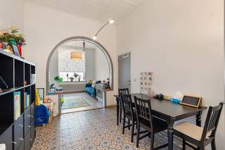 Deze leuke woning is bijzonder goed gelegen op wandelafstand van het centrum van Leuven en nabij het station, Park Belle-Vue, scholen,...