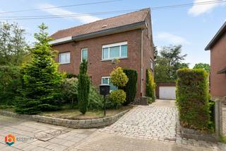 Op een uitstekende locatie te Sint-Katelijne-Waver bevindt zich deze half-open bebouwing met 3 slaapkamers, mooie tuin en garagebox. Dankzij de rustige ligging geniet u hier dagelijks van privacy, ruimte en een aangename woonomgeving, terwijl winkels, scholen en openbaar vervoer zich toch vlakbij bevinden. U geniet een vlotte bereikbaarheid naar onder andere de R6 en E19.<br /><br />We betreden de woning via de inkomhal. De lichtrijke leefruimte kunt u inrichten met een gezellige zithoek en aparte eetplaats. Aansluitend bevindt zich de ruime keuken, voorzien van de voornaamste toestellen. In het verlengde hiervan beschikt u over een wasplaats en badkamer, uitgerust met een inloopdouche, lavabomeubel en toilet. Via de nachthal op de eerste verdieping bereiken we 3 slaapkamers en een bureau / dressing. Via een vaste trap kan u naar de zolder dewelke u kan inrichten als extra slaapkamers. Ten slotte beschikt u over een ruime garagebox en extra bergruimte. In de goed georiënteerde tuin kunt u steeds in alle rust en privacy genieten van het mooie weer.<br /><br />U bent verplicht deze woning binnen de 6 jaar na aankoop grondig energetisch te renoveren tot minimum EPC-label D. <br /><br />Dit is een uitstekende opportuniteit als u op zoek bent naar een ruime woning met 3 slaapkamers (mogelijks 4-5) en tuin te Sint-Katelijne-waver. Contacteer ons op 0480/66 14 77 voor meer informatie of neem een kijkje op www.boonstravastgoed.be. <br /><br />Bijzonderheden:<br />- Zuid georiënteerde tuin<br />- Garage + extra bergruimte<br />- 3 slaapkamers (4-5 mogelijk)