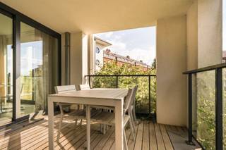 <h2><span>Appartement spacieux et lumineux, meublé, avec terrasse. Emplacement stratégique à Waterloo</span></h2><p><span>Découvrez ce magnifique appartement meublé de 2 chambres d'environ 100 m², situé dans un immeuble récent et parfaitement entretenu (2012). Grâce à ses larges baies vitrées, ce bien offre une ambiance chaleureuse, lumineuse et confortable.</span></p><p><span>Idéalement situé en face de la gare de Waterloo, à proximité immédiate des commerces, écoles et commodités. L'accès rapide aux axes routiers menant vers Bruxelles en fait un emplacement de choix pour les navetteurs.</span></p><p><span>Appartement situé au rez-de-chaussée d'un immeuble à taille humaine avec ascenseur.</span></p><h3><span>Composition du bien</span></h3><ul><li><span>Hall d'entrée</span></li><li><span>Spacieux et lumineux séjour avec espace salle à manger</span></li><li><span>Accès direct à la terrasse</span></li><li><span>Cuisine entièrement équipée avec accès à la terrasse</span></li><li><span>Hall de nuit</span></li><li><span>2 chambres confortables</span></li><li><span>Salle de bain</span></li><li><span>Débarras</span></li><li><span>Buanderie séparée avec machine à laver et sèche-linge</span></li></ul><p><span>Cave privative offrant un espace de rangement supplémentaire.</span></p><h3><span>Confort &amp; prestations</span></h3><ul><li><span>Parquet en bois massif</span></li><li><span>Châssis double vitrage assurant un excellent confort thermique et acoustique</span></li><li><span>PEB B 145 kWh/m²/an</span></li><li><span>Installation électrique conforme</span></li></ul><p><span>Emplacement de parking couvert à acquérir obligatoirement : 28.000 </span></p><p><span>Un appartement clé en main, alliant espace, luminosité, confort et accessibilité, idéal tant pour une occupation personnelle que pour un investissement de qualité.</span></p>