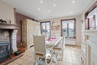 <p>Deze ruime handelswoonst langs de Kiezel Kleine Brogel te Peer biedt een unieke combinatie van wonen en werken, ideaal gelegen nabij het centrum en met vlotte verbinding naar omliggende gemeenten zoals Bree, Hechtel, Pelt en Oudsbergen.</p>
<p> </p>
<p>De open bebouwing uit 1988 staat op een perceel van 2.409 m² en combineert een te moderniseren woning met een volledig uitgeruste garage van 300 m² en een aparte showroom van 100 m². Het geheel is omheind en beschikt over diverse technieken zoals drijfkracht, gekeurde restolietanks, en uitgebreide isolatievoorzieningen. Met een EPC-label B is dit pand ook op energetisch vlak interessant.</p>
<p> </p>
<p><strong>Enkele troeven:</strong></p>
<ul><li>Combinatie Wonen/Werken: Perfect voor zelfstandigen dankzij de ruime garage, toonzaal en woonst op hetzelfde perceel.</li><li>Gunstige Ligging: Gelegen langs een verbindingsweg met directe toegang tot de Noord-Zuid verbinding en verschillende naburige gemeenten.</li><li>Technische Voorzieningen: Voorzien van dubbele beglazing, dak- en muurisolatie, rolluiken en volledige staalconstructie in de garage.</li><li>Energiezuinig: Met EPC-label B en goed onderhouden technieken is het pand klaar voor efficiënt gebruik.</li></ul>
<p>Ben jij de bezige bij die zichzelf al ziet klussen in deze loods? Maak gerust een afspraak via impact@era.be of 089 46 48 63, Lander helpt je graag verder!</p>