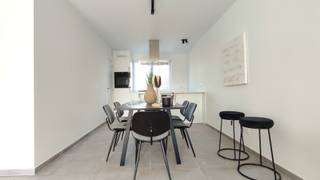 RESIDENTIE DE BROSSERIE: REEDS 30 % VERKOCHT!!! Sint Andries: prachtig nieuwbouwappartement op de tweede verdieping, in het project in opbouw 'De Brosserie', gelegen op wandelafstand van het Station en de Smedenpoort en nabij alle uitvalswegen. De voorziene oplevering is begin 2026. Voldoet aan alle nieuwste normen, bijzonder energie vriendelijk. Het appartement zelf is een ruim appartement (80 m2) met inkom, woonkamer met open keuken, badkamer, berging en 2 slaapkamers. Mogelijkheid tot bijkopen staanplaats achter het gebouw en kelderberging. Mooi terras alsook fietsstalling achteraan. Alle plannen en lastenboek te bekijken op kantoor. Perfect appartement voor eigen bewoning of investering (alle winkels te voet bereikbaar, gegeerde huurlocatie, gelegen op gelijkvloers!). MOGELIJKHEID TOT AANKOOP AAN 6% BTW VOOR EIGEN BEWONING of VOOR INVESTERING (verhuur 15 jaar)! Bel ons voor info of bezoek: 050/70 70 00 of 0475/812 810 (foto's in bijlage van modelappartement).