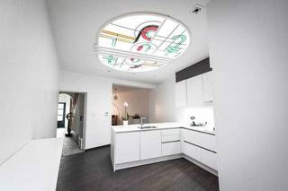 Ontdek deze zorgvuldig gerenoveerde gezinswoning in het centrum van Nieuwkerken-Waas, waar de charme van authentieke art-deco elementen samensmelt met hedendaags comfort.<br /><br />Gelegen op wandel- en fietsafstand van alle voorzieningen en met een vlotte verbinding naar de E17 en E34, is dit de ideale uitvalsbasis voor uw gezin.<br />Parkeren is hier bovendien geen probleem dankzij ruim voldoende gratis parkeergelegenheid in de straat.<br /><br />Achter de originele voorgevel schuilt een oase van licht en ruimte. De inkomhal leidt u naar de uitnodigende woon- en eetruimte, waar het prachtige chocoladebruine massieve parket direct in het oog springt. De aangrenzende open keuken baadt in natuurlijk licht door de authentieke glas-in-lood dakkoepel en is uitgerust met kwalitatieve toestellen.<br />De inkomhal geeft ook rechtstreeks toegang tot een berging of lichtrijk bureau, een ruime wasplaats met bergzolder en een tuinberging. <br />Buiten wacht een fraai aangelegde tuin met een terras en pad in polybeton, perfect voor ontspanning.<br /><br />De originele houten vloeren op de verdiepingen zijn in ere hersteld en zorgen voor een warme sfeer. Via de mooi bewaarde trap bereikt u de eerste verdieping, waar u een royale slaapkamer en een ruime, complete badkamer met douche, ligbad en dubbele lavabo vindt. De tweede verdieping herbergt nog een tweede grote slaapkamer en de derde slaapkamer.<br /><br />Benieuwd om de sfeer van deze unieke woning zelf te proeven? Vraag dan snel een afspraak aan per mail.