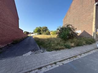 Perceel bouwgrond met naastgelegen oprit en doorgang naar 35 verhuurde garages aan 35 €/maand per garage. = 1225 € huurinkomsten per maand...