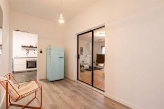 <p><span>Uniek gelijkvloersappartement met zalige tuin en staanplaats</span></p><p><span> </span></p><p><span>OMSCHRIJVING</span></p><p><span>Dit uitzonderlijk gelijkvloers appartement combineert comfort, stijl en een absolute topligging. Gelegen in een goed onderhouden gebouw, op wandelafstand van supermarkten, bakkers, eetgelegenheden en het school 't Pulhof. Bovendien ben je zo in het Brilschanspark waar je zalig kan wandelen en of sporten. Dankzij de tram die voor de deur stopt, ben je in no-time in de Stad.</span></p><p><span> </span></p><p><span>INDELING</span></p><p><span>Dit appartement ademt stijl. Warme elementen zoals visgraadparket worden harmonieus gecombineerd met een moderne afwerking.</span></p><p><span>Bovendien is het volledig instapklaar en onderging het een grondige renovatie: de elektriciteit werd conform gemaakt, er werden nieuwe ramen geplaatst en de badkamer (2025) werd vernieuwd.</span></p><p><span>Bij het betreden van de ruime en centraal gelegen inkomhal word je instant verrast door de sfeervolle inrichting en het ruimtelijk gevoel. De inkomhal creëert een aangename flow doorheen de woning, waardoor elke ruimte als een nieuwe ontdekking aanvoelt. </span></p><p><span>Aan de voorzijde vind je de gezellige leefruimte op visgraadparket, een ideale plek om tot rust te komen. Achteraan bevindt zich de open keuken met aangrenzend een extra multifunctionele ruimte / veranda die momenteel dienst doet als fitnessruimte. Van hieruit is er directe toegang naar de zeer ruime en open tuin. Er zijn 2 rustige slaapkamers aan de achterzijde van het gebouw, een vernieuwd apart toilet en een badkamer met inloopdouche.</span></p><p><span>Verder is er ook nog een aparte kelderberging.</span></p><p><span>De ruime ondergrondse staanplaats biedt plaats voor een wagen en fietsen en kan bij aangekocht worden voor €20.000,00.</span></p><p><span>Provisie: € 138 per maand (lift; gemene delen: water, ek; syndicus, verzekering). Spaarfonds: € 46,8 per maand.</span></p><p><span> </span></p><p><span>TROEVEN</span></p><p><span>-Instapklaar</span></p><p><span>-Elektrische rolluiken leefruimte</span></p><p><span>-Kleinschalig gebouw </span></p><p><span>-Zalige tuin</span></p><p><span>-Eigen gasketel (3 j oud)</span></p><p><span> </span></p>