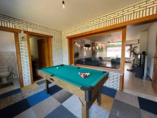 <p><span>Op een rustige en aangename locatie in Sint-Katelijne-Waver bevindt zich deze verzorgde open bebouwing, ideaal voor wie op zoek is naar ruimte, comfort en een groene omgeving. De woning beschikt over drie volwaardige slaapkamers, een badkamer met ligbad en een afzonderlijk gastentoilet.</span></p><p><span>De gesloten keuken sluit naadloos aan op de lichtrijke veranda, vanwaar u geniet van een prachtig uitzicht op de fraai aangelegde tuin. Daarnaast beschikt de woning over een ruime inpandige garage, die voldoende plaats biedt voor een wagen en extra bergruimte.</span></p><p><span>Dankzij de rustige ligging woont u hier in een aangename omgeving, terwijl winkels, scholen en belangrijke invalswegen zich op korte afstand bevinden.</span></p><p><span>De woning is beschikbaar vanaf </span><span>1 september 2026</span><span>. Interesse? </span></p><p><span>Neem contact op voor meer informatie of het plannen van een bezichtiging via het nummer 015 200 999 of info@vastgoedplus.be</span></p>