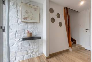 <p>Deze moderne woning te koop in Dilbeek biedt een aangename combinatie van ruimte en comfort.</p><p></p><p>Bij het betreden van de woning kom je terecht in een ruime inkomhal die meteen een gevoel van openheid creëert. Hier is toegang tot een praktische berging die eveneens kan worden ingericht als hobbyruimte of extra functionele kamer, evenals een garage en twee kelders die zorgen voor ruime opslagmogelijkheden.</p><p></p><p>De eerste verdieping vormt het hart van de woning met een lichtrijke leefruimte waarin ook een geïntegreerde bureauruimte is voorzien. Deze ruimte sluit naadloos aan bij de woonbeleving en biedt bovendien toegang tot een eerste slaapkamer. De geïnstalleerde keuken met aangename eetruimte is rechtstreeks verbonden met de tuin. Op deze verdieping bevinden zich verder een douchekamer en een apart toilet.</p><p></p><p>Op de tweede verdieping bevindt zich de ruime masterbedroom met dressing, een comfortabele badkamer uitgerust met bad en douche, en een bijkomende kamer met ingebouwde kasten die flexibel kan worden gebruikt als slaapkamer, dressing of bureau. De derde verdieping vervolledigt de woning met een extra slaapkamer die uitgeeft op een balkon, samen met een praktische zolderruimte.</p><p></p><p>De woning werd volledig gerenoveerd en is uitgerust met zonnepanelen, wat bijdraagt aan een energiezuinig karakter. Met een EPC-label B en conforme elektriciteit is dit een woning waar je zonder zorgen kan intrekken. In de directe omgeving vind je winkels, scholen, openbaar vervoer en belangrijke invalswegen, wat zorgt voor een uitstekende bereikbaarheid en een optimaal wooncomfort.</p><p></p><p>Ben je op zoek naar een ruime woning met tuin, garage en vier slaapkamers in Dilbeek, dan is dit pand zeker een bezoek waard.</p>