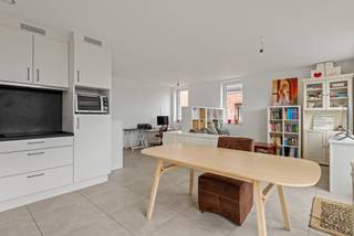 <span>Dit nieuwbouw appartement situeert zich op de tweede verdieping van een nieuwe Residentie 't Heike in het centrum van Ravels, recht tegenover de Delhaize. Het appartement is bereikbaar met een lift en is volledig afgewerkt met een moderne open keuken, een ruime woonkamer, een toilet, een berging met ruimte voor was en droogmachine, 2 ruime slaapkamers. Een badkamer met lavabomeubel en inloopdouche. Tevens is er een prachtig zon gericht terras met uitzicht over de velden.</span><br /><span>Voor de wagen is er een carport voorzien.</span>